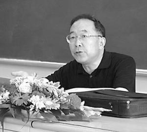 <div style="text-align:center;">
	<strong><span style="font-family:Microsoft YaHei;"><span style="font-size:16px;"><span>葉朗<br />
</span></span>
	<p>
		<span style="font-family:'Microsoft YaHei';font-size:14px;"><span style="font-family:'Microsoft YaHei';">北(běi)京大(dà)學哲學系教授</span></span> 
	</p>
</span></strong> 
</div>